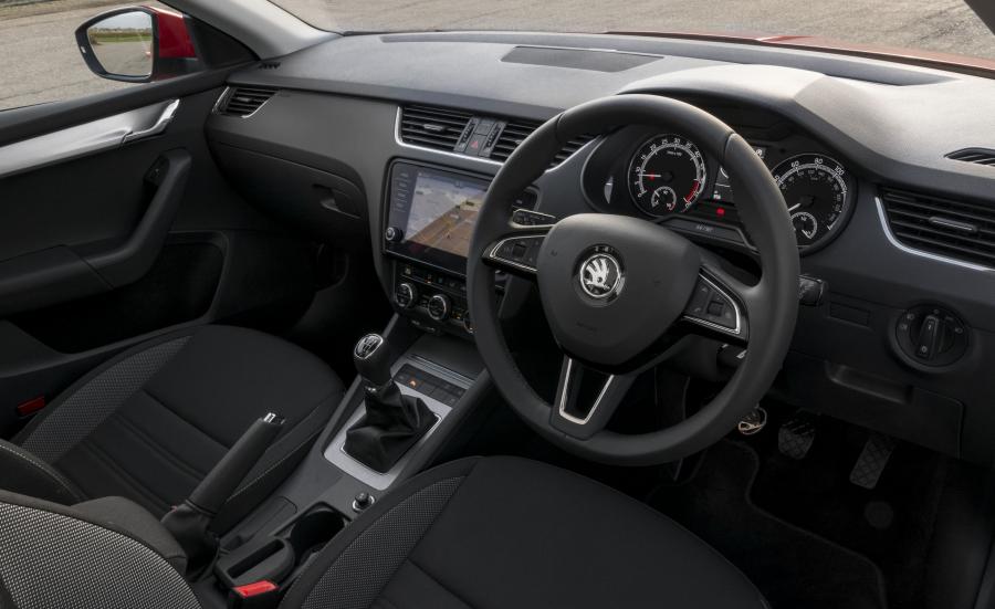 Интерьер Skoda Octavia Estate 2017 года  (UK) (фото 4 из 17)